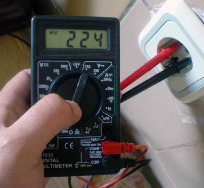 Проверка напряжения в электрической сети 220в с помощью мультиметра
