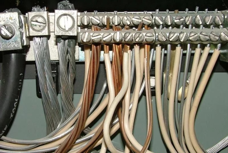 Алюминиевая проводка. Старые провода. Алюминиевые провода для электропроводки. Алюминиевая проводка в доме.