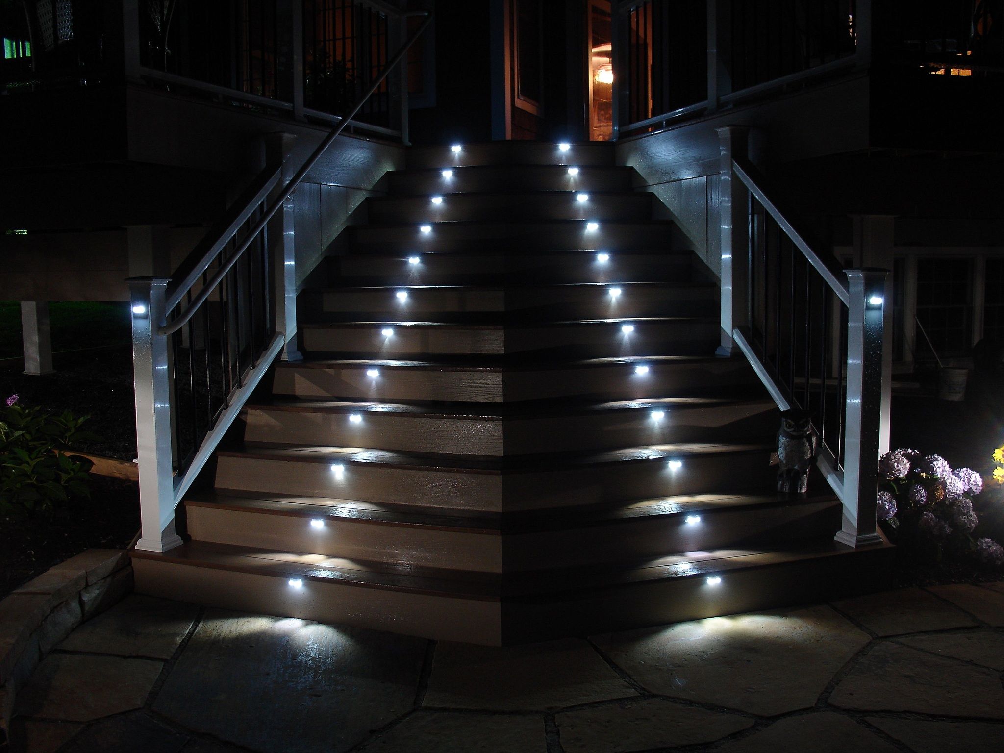 Подсветка ступеней лестницы — разъясняем со всех сторон
