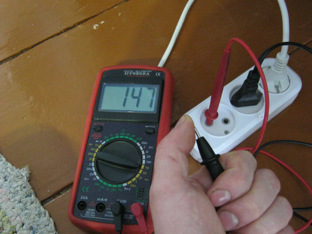 Как проверить напряжение в розетке мультиметром – правила использования оборудования