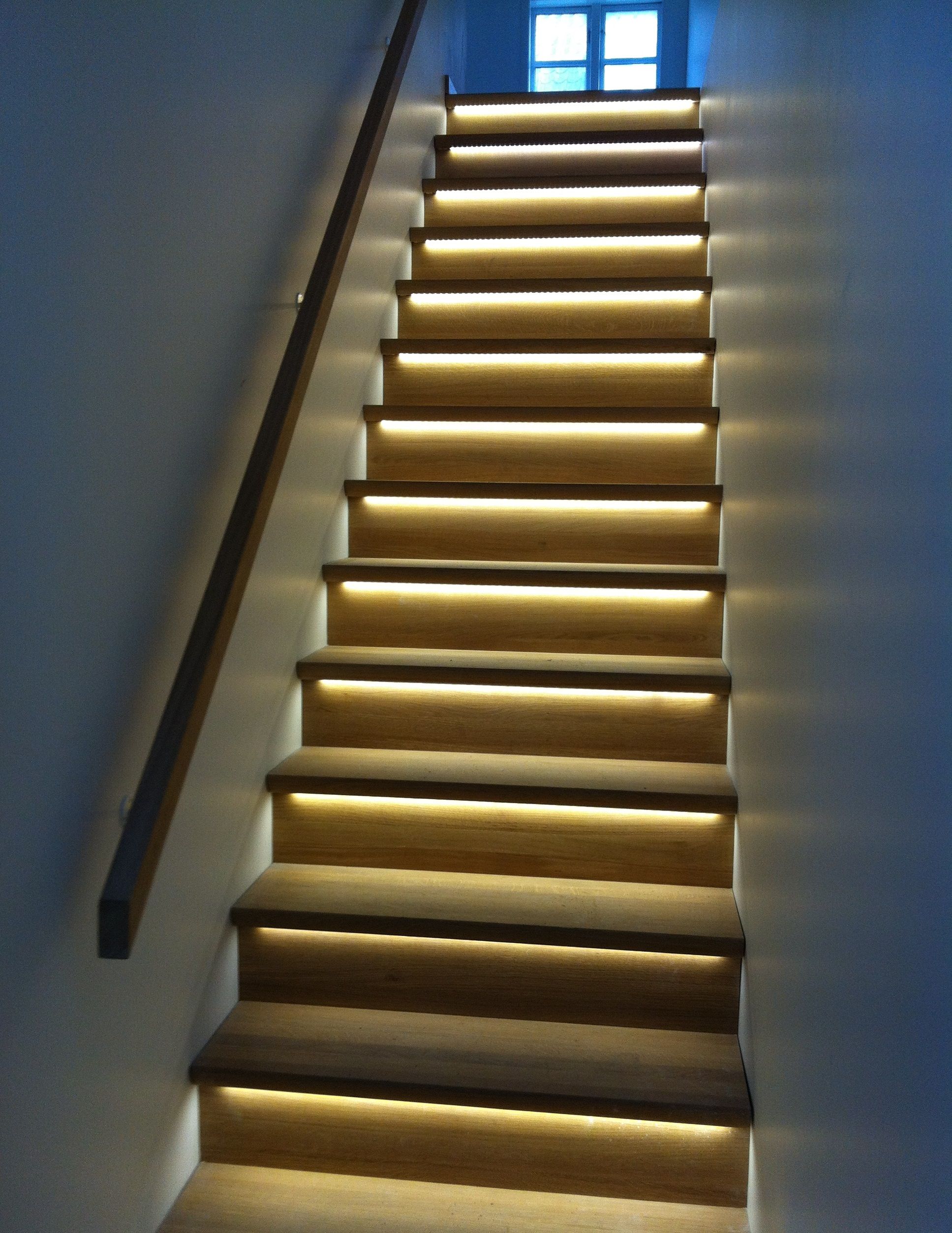 Схемы освещения лестницы в доме