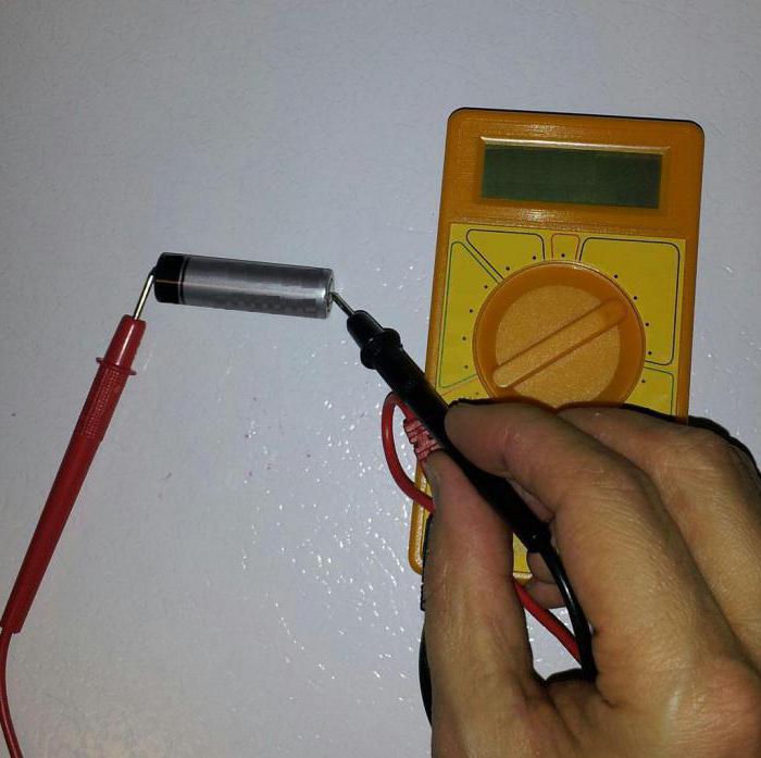 Как проверить батарейку мультиметром и узнать напряжение?