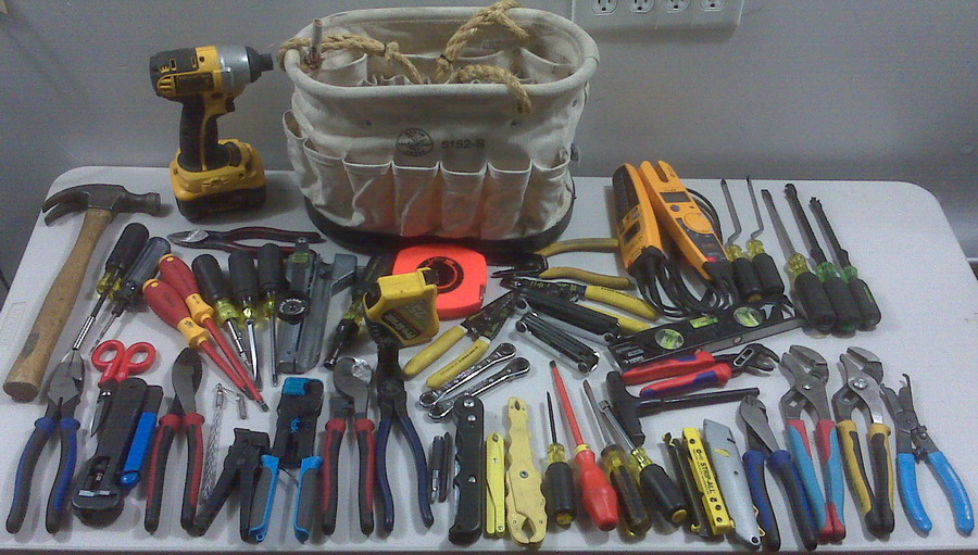 Базовый и профессиональный набор инструментов для электрика