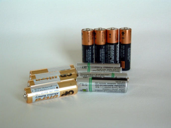 Как отличить аккумулятор от батарейки