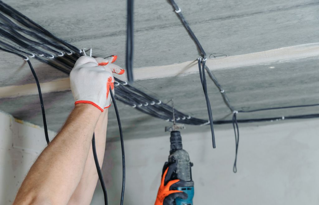 Правила крепления проводов и кабелей при прокладывании электропроводки