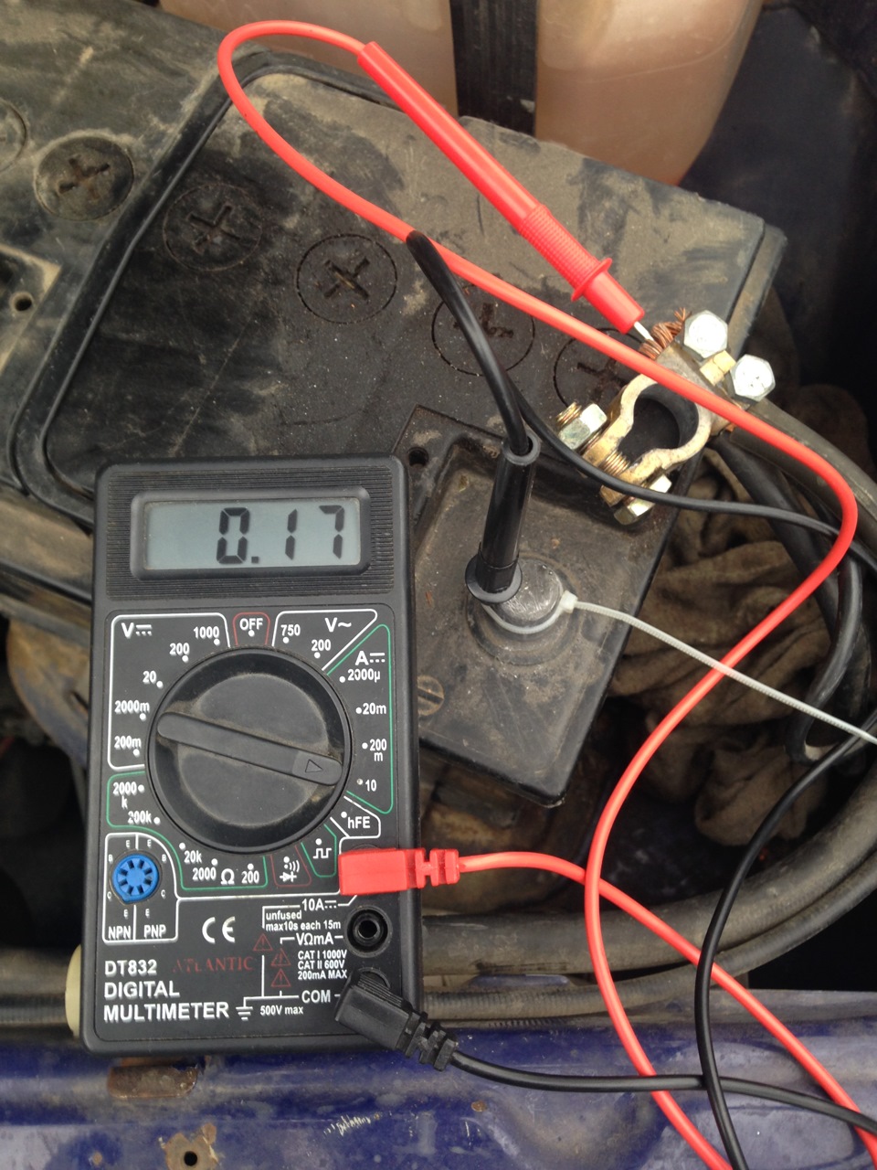 Как проверить батарейку мультиметром и узнать напряжение?