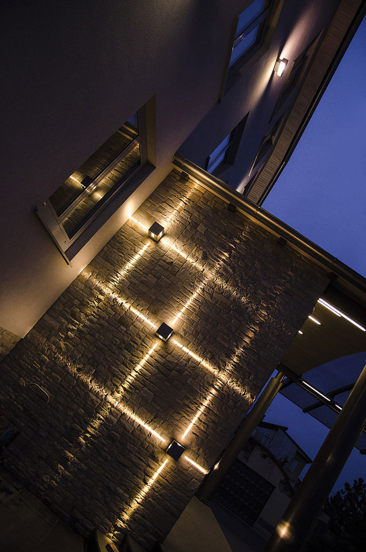 Как сделать архитектурную подсветку фасада дома?