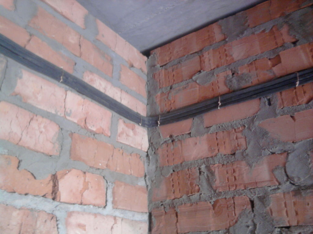 Способы крепления кабеля к стене